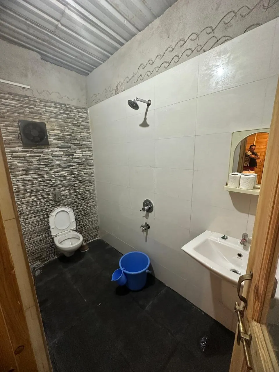Rosa Mystica Cottages Bathroom 1